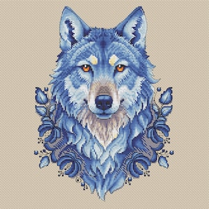 Może przedstawiać: Niebieski wilk z pomarańczowymi oczami otoczony jest niebieskimi kwiatami. Futro wilka jest ozdobione białymi i jasnoniebieskimi akcentami.
