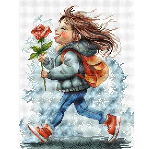 Könnte beinhalten: Kreuzstichmuster eines Kindes, das mit einer roten Rose rennt. Das Kind trägt eine blaue Jacke, Jeans und rote Turnschuhe. Ein brauner Rucksack ist auf dem Rücken. Der Hintergrund hat ein blaues und weißes Schneeflocken-Design.