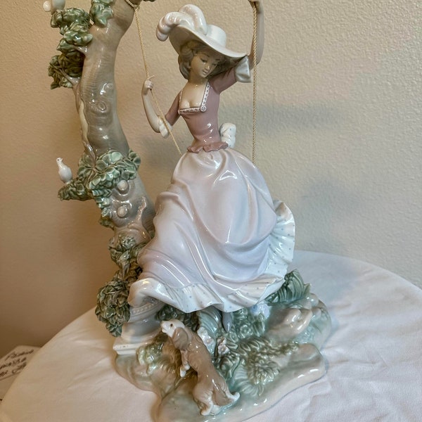 Lladro Swinging, Mädchen in einer Schaukel, Rentner 1974-1980 Porzellan Skulptur Figur Salvador Debon 15,3 / 4 Zoll Neuwertiger Zustand Sammlerstück