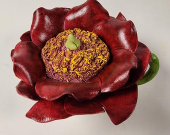 Bule de cerâmica com design em forma de flor vermelha.