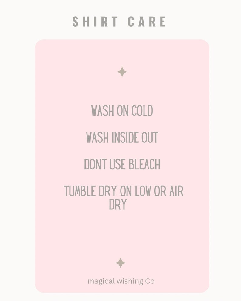 Może przedstawiać: R&oacute;żowa karta z tekstem "SHIRT CARE" u g&oacute;ry i listą instrukcji pielęgnacyjnych: "WASH ON COLD", "WASH INSIDE OUT", "DONT USE BLEACH", "TUMBLE DRY ON LOW OR AIR DRY". Na dole karty znajduje się tekst "magical wishing Co."