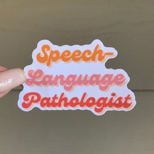 Sticker pathologie in spraaktaal | Retro sticker logopedie | SLP/SLPA-sticker voor laptop, koffiemok, notebook, telefoon, dagboek
