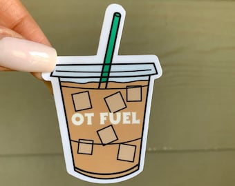 Puede incluir: Una pegatina de un café helado marrón con una pajita verde y el texto "OT FUEL" en el lateral.