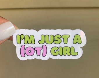 Puede incluir: Una pegatina blanca con letras verdes y rosas que dice "Soy solo una chica (OT)".