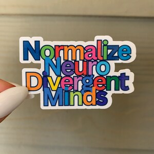 Puede incluir: Una pegatina colorida con el texto "Normalizar las mentes neurodivergentes". Las palabras están en diferentes colores, incluyendo azul, verde, naranja, rosa y amarillo.