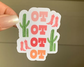 Puede incluir: Una pegatina con la palabra "OT" repetida cuatro veces en diferentes tonos de rosa. La pegatina también presenta dos pares de botas de vaquero rosas y dos cactus.