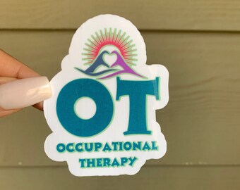 Pode incluir: Etiqueta branca com um logotipo azul-turquesa e verde que diz "OT Occupational Therapy". O logotipo apresenta uma montanha estilizada com um coração no centro e um sol radiante acima.