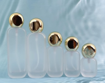 Set de envases rellenables para el cuidado de la piel, botellas de spray de vidrio esmerilado con tapas esféricas doradas / Dispensadores de niebla fina para tónicos, perfumes y brumas