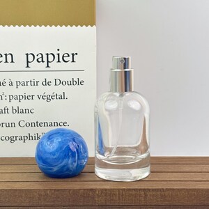 Atomizador recargable de vidrio de 30 ml, 50 ml y 100 ml, botella con pulverizador transparente, tapón azul, pulverizador giratorio plateado, frasco de perfume, regalo para ella.