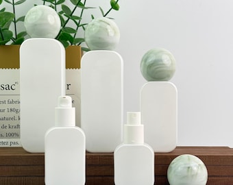 Nachfüllbare Hautpflegeverpackung für Gesichtsnebel, Creme, weiße Luxusglas-Lotion-Pumpflasche & Nebelsprühflasche mit Kunststoff-Kugelverschluss