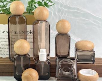 Elegantes envases esféricos de vidrio con tapa de madera para el cuidado de la piel: frascos reutilizables para loción o crema, ideales para organizar tu propia belleza y artículos de tocador.