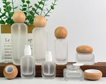 Envase cosmético de vidrio esmerilado de alta gama, botella con bomba para loción y tarro de crema con tapa de madera, envase rellenable para productos de belleza.