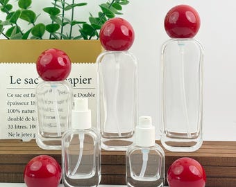 Minimalistische Hautpflegeverpackung, Glaslotion und Sprühflasche, durchsichtiger Kosmetikbehälter mit rotem Kugelverschluss, nachfüllbare Serumpumpflasche