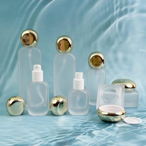 Set van matglazen cosmeticahouders met gouden dop, lege lotion-/sprayflessen, crèmepotjes voor huidverzorging, toiletartikelen en beautymerken