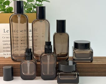 Glasbrauner Kosmetikbehälter, nachfüllbare Lotionsflasche, Cremeglas, leere Hautpflegeverpackung mit schwarzen Kunststoffkappen, Luxus-Lotionsglas