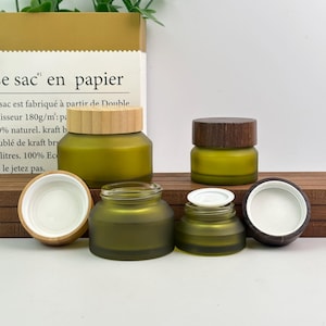 Può includere: Un set di tre tazze in ceramica con finitura opaca e macchiettata. Le tazze sono nei toni del crema, grigio chiaro e grigio scuro. Ogni tazza ha un design semplice e minimalista.