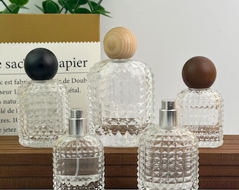 Frascos de vidrio con atomizador de 30 ml/50 ml, recargables con tapa esférica de madera, ideales para perfumes caseros o como recipiente para cosméticos y maquillaje.