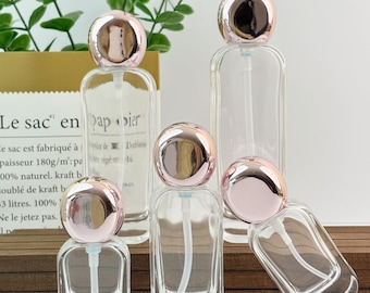 Minimalistisk kosmetikbehållare i klarglas med roséguldlock, påfyllningsbar sprayflaska med fin dimma och lotionflaskor för toner, serum och pump