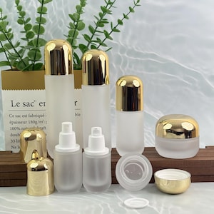 Embalagens de luxo em vidro fosco para produtos de cuidados com a pele, frascos recarregáveis com bomba dosadora e spray de névoa fina, pote de creme vazio com tampa dourada, frascos de loção em grande quantidade.