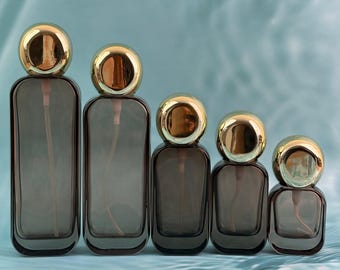 Botellas de spray de vidrio marrón de lujo con tapas esféricas doradas / Dispensadores rellenables de niebla fina para perfume, tónico y brumas corporales (tamaños surtidos)