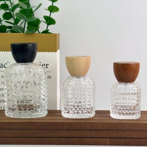 30 ml, 50 ml, 100 ml Sprühflasche aus strukturiertem Glas mit Holzverschluss, nachfüllbarer Feinnebelzerstäuber, leere Parfümflasche, silberne Sprühflasche