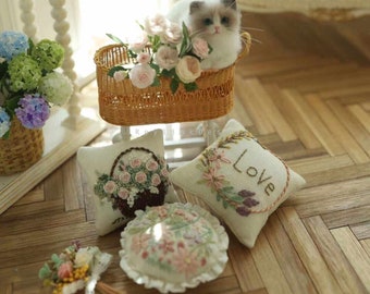 Geborduurd sierkussen: miniatuurpoppenhuisdecoratie voor BJD ob11 Blythe