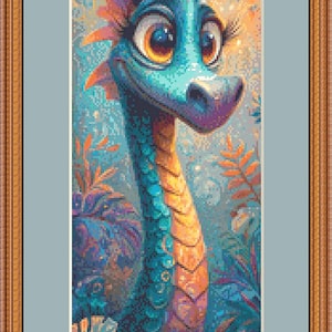 Könnte beinhalten: Ein gerahmtes Kreuzstichbild eines freundlichen Drachen mit großen Augen in Blau-, Orange- und Lilatönen. Der Drache ist von Blättern umgeben, mit einem hellblauen Hintergrund und einem braunen Rahmen.
