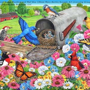 Puede incluir: Un pájaro azul alimenta a sus crías en un nido dentro de un buzón de metal vintage. El buzón está montado en un poste de madera rodeado de un jardín colorido de flores rosas, blancas y azules. También hay un cardenal rojo, un jilguero amarillo y una mariposa monarca en la escena.
