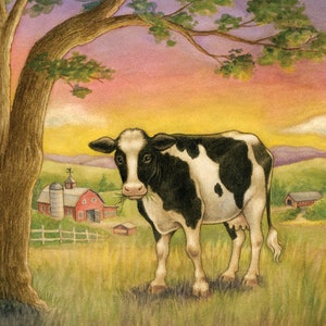 Puede incluir: Una vaca negra y blanca se encuentra en un campo de hierba con un granero rojo en el fondo. El cielo es de un naranja y rosa vibrante, lo que sugiere una puesta de sol.