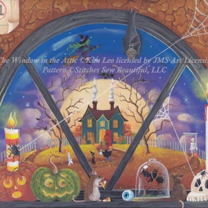 Puede incluir: Una pintura de una ventana con vista a una escena espeluznante de Halloween. La ventana es arqueada y tiene un marco de madera. La escena fuera de la ventana incluye una casa con una vela encendida, una luna llena, una bruja volando en una escoba, un murciélago, una telaraña y calabazas. El texto "The Window in the Attic Kim Leo licensed by JMS Art Licensing Pattern Stitches Sew Beautiful, LLC" es visible en la parte superior de la imagen.