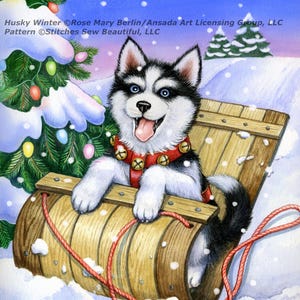 Puede incluir: Un cachorro husky blanco y negro con un arnés rojo con cascabeles está sentado en un trineo de madera con una cuerda roja. El cachorro está sonriendo y tiene ojos azules. El trineo está sobre un fondo nevado con un árbol de Navidad en el fondo.