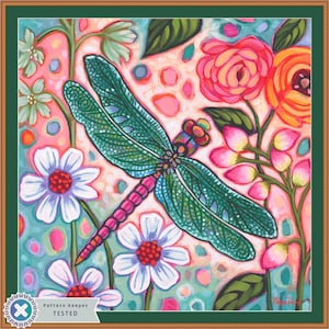 Puede incluir: Una libélula verde vibrante con detalles rosas y blancos vuela sobre un fondo floral colorido. Las flores son rosas, blancas y amarillas con hojas verdes. El fondo es una mezcla de rosa, azul y verde.