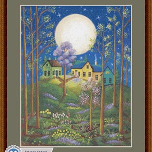 Pode incluir: Um padrão de ponto cruz que representa uma cena de floresta iluminada pela lua com três casas, uma grande lua cheia e uma variedade de árvores e flores. As casas são pintadas em tons de amarelo, verde e azul. A lua é de um branco brilhante e as estrelas são de um azul claro. As árvores são de um verde escuro e as flores são de várias cores, incluindo rosa, roxo e amarelo.