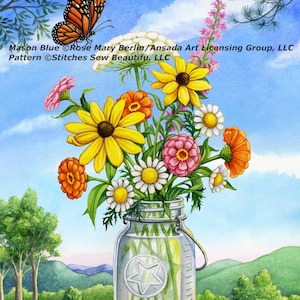 Puede incluir: Una pintura de acuarela de un ramo de flores silvestres en un frasco de vidrio transparente con una estrella en el lateral. Las flores son amarillas, rosas, naranjas y blancas. El frasco está sobre una mesa de madera con un campo verde y montañas en el fondo. El texto "Mason Blue Rose Mary Berlin/Ansada Art Licensing Group, LLC Pattern Stitches Sew Beautifu, LLC" está en la parte superior de la imagen.
