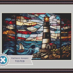 Puede incluir: Una ventana de vitral que representa un faro con un barco navegando frente a él. La ventana está compuesta por piezas de vidrio de colores, incluyendo rojo, azul, amarillo y verde. El faro es blanco con una parte superior negra y un techo rojo. El barco es blanco con una vela roja.