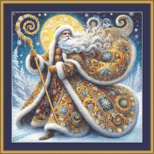 Peut inclure: Illustration du Père Noël dans un manteau doré et rouge orné avec une garniture en fourrure blanche, tenant un bâton doré. L'arrière-plan présente un paysage enneigé, une pleine lune et un ciel étoilé.