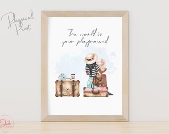 Reisthema-afdrukken, tienerkunst aan de muur, tienermeisjedecor, kinderreisafdrukken, meisje zittend op koffer, avontuur wacht op avontuur