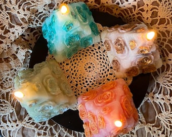 バラのデザインが施されたピラミッド型キャンドル、手描き、コーラルウッドの香り