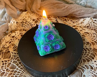 紫のバラが描かれたピラミッド型キャンドル、手描き、ミスティークの香り