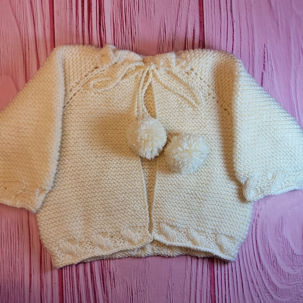 Cardigan bébé avec pompon, vêtement bébé tricoté à la main, coffret cadeau bébé, tenue bébé faite main, cardigan bébé en coton bio sur commande