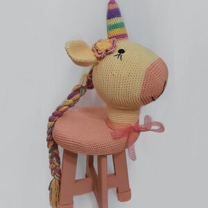 Tabouret de décoration de chambre de bébé fille Amigurumi licorne, meubles de chambre de bébé licorne, cadeau d'anniversaire de bébé fille, décoration de chambre d'enfant, décoration de chambre de bébé