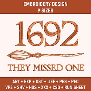 Könnte beinhalten: Ein Stickdesign mit der Zahl "1692", einem Besen und dem Text "THEY MISSED ONE". Das Design ist in Brauntönen gehalten. Geeignet für Stickprojekte. Verschiedene Dateiformate sind enthalten.