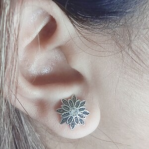 Daisy Flower Tiny Sterling Silver Earrings - 13 mm / Beautifull Pair Small Earrings
