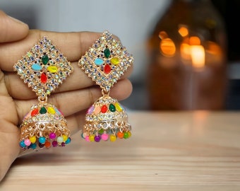 Kolczyki Jhumka w stylu Bollywood: wielokolorowe koraliki, tradycyjna biżuteria indyjska
