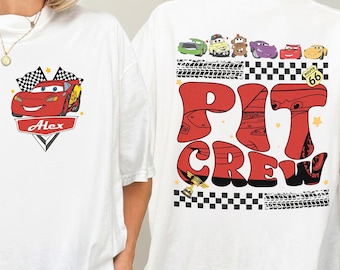 Doppelseitiges Boxencrew Disney Cars Shirt, Lightning McQueen Mater Sally Carrera Doc Hudson Racing Cars Land Group Shirt, Autos Familienurlaub