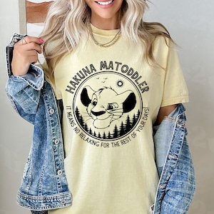 Chemise Hakuna Matoddler, chemise maman, chemise Hakuna Matata, ça veut dire pas de soucis, chemise le roi lion, cadeau de vacances
