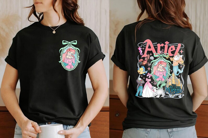 Pu&ograve; includere: Maglietta nera con una stampa grafica di Ariel de La Sirenetta. La parte anteriore della maglietta presenta un ritratto di Ariel in una cornice con un fiocco. La parte posteriore della maglietta presenta una grafica pi&ugrave; grande di Ariel con altri personaggi del film, tra cui Sebastian, Flounder e Ursula. Il testo "Ariel" e "La Sirenetta" &egrave; anche stampato sul retro della maglietta.