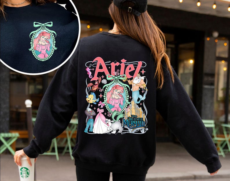 Pu&ograve; includere: Felpa nera a maniche lunghe con una stampa grafica di Ariel de La Sirenetta. La grafica presenta Ariel, Flounder, Sebastian e re Tritone. Il testo "Ariel" e "La Sirenetta" &egrave; incluso anche nella grafica.