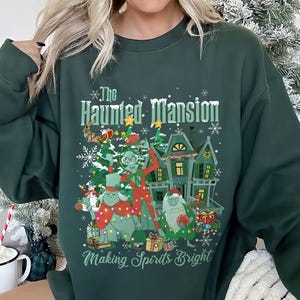 Manoir hanté rétro faisant des esprits lumineux faisant de l&#39;auto-stop le père Noël sweat-shirt, chemise de sapin de Noël familial
