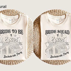 Può includere: Due magliette beige con un design grafico in bianco e nero di Epcot, un parco divertimenti a Orlando, in Florida. Il testo sulle magliette recita "Bride to Be Epcot Bachelorette Party" e "Bride Squad Epcot Bachelorette Party".